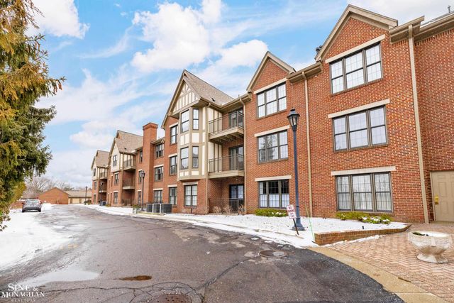 32 Pointe Park Place, Grosse Pointe Park, MI 48230