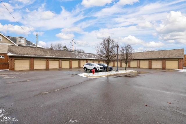 32 Pointe Park Place, Grosse Pointe Park, MI 48230