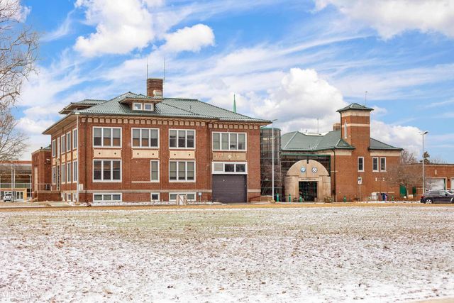 32 Pointe Park Place, Grosse Pointe Park, MI 48230