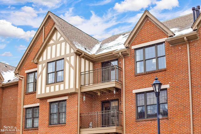 32 Pointe Park Place, Grosse Pointe Park, MI 48230