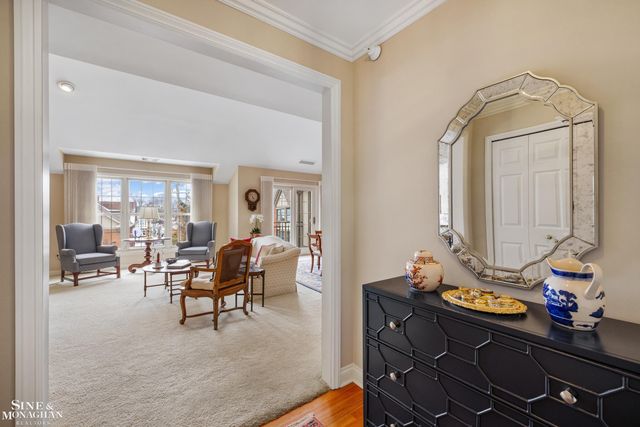 32 Pointe Park Place, Grosse Pointe Park, MI 48230