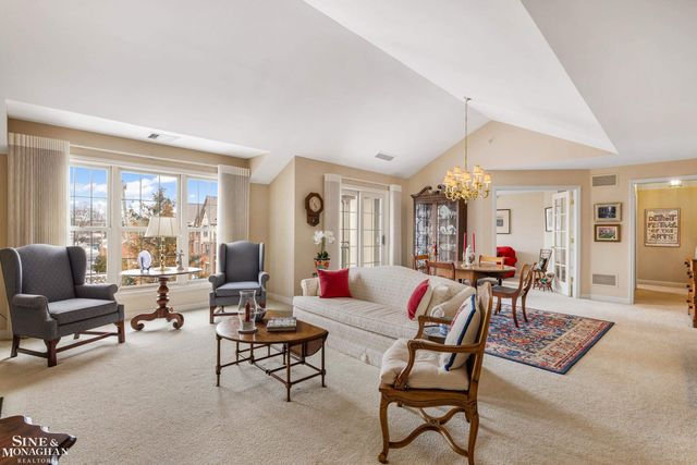 32 Pointe Park Place, Grosse Pointe Park, MI 48230