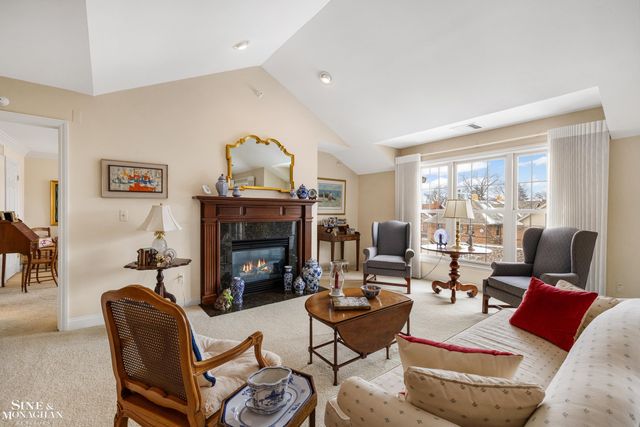 32 Pointe Park Place, Grosse Pointe Park, MI 48230