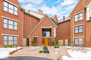 32 Pointe Park Place, Grosse Pointe Park, MI 48230