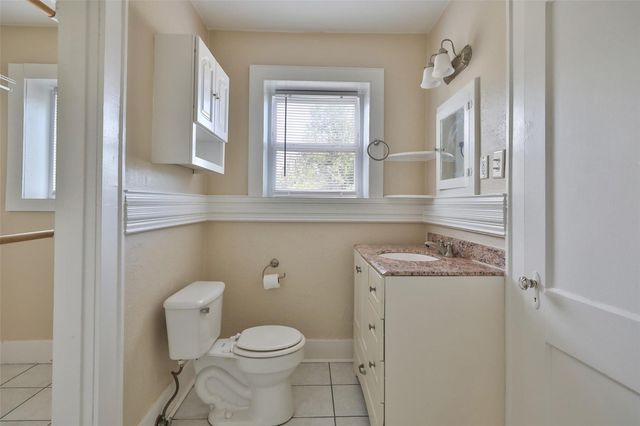 607 Lakeview Drive, Sugar Land, TX 77498