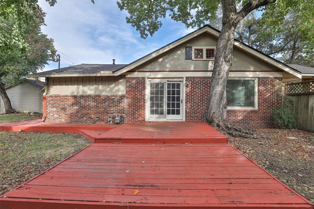 607 Lakeview Drive, Sugar Land, TX 77498