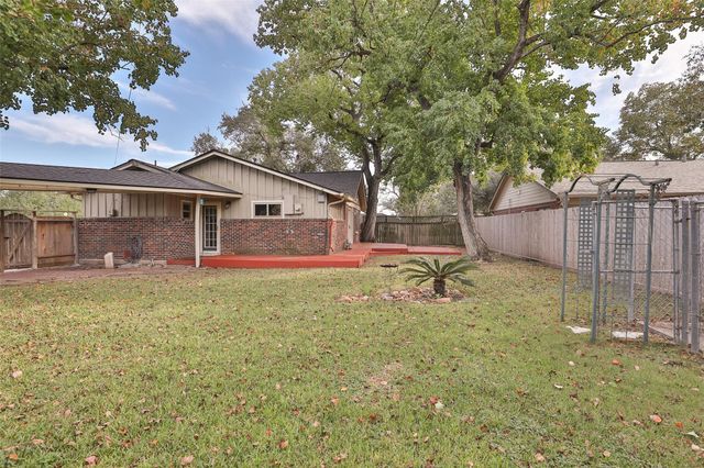 607 Lakeview Drive, Sugar Land, TX 77498