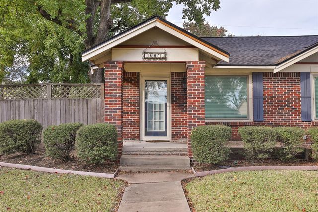 607 Lakeview Drive, Sugar Land, TX 77498