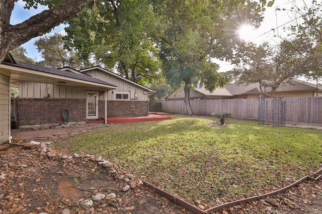 607 Lakeview Drive, Sugar Land, TX 77498