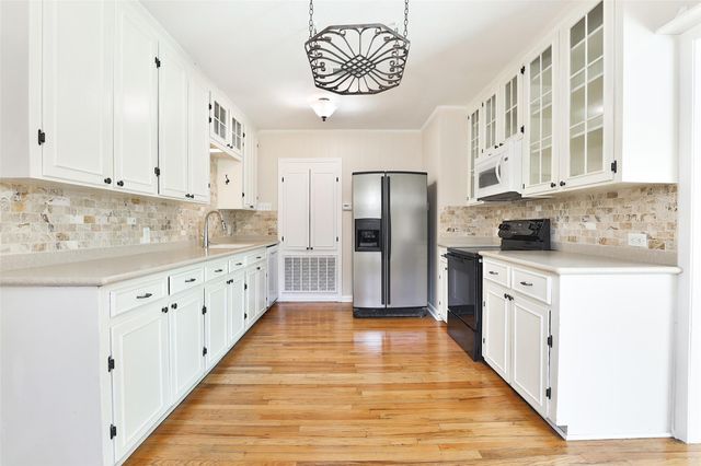 607 Lakeview Drive, Sugar Land, TX 77498