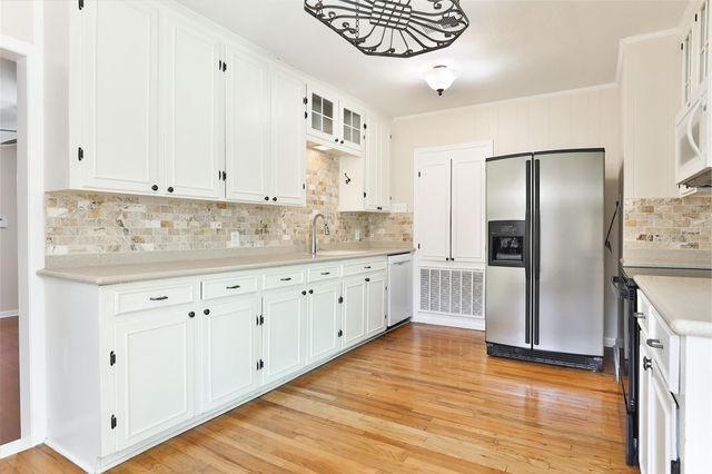 607 Lakeview Drive, Sugar Land, TX 77498