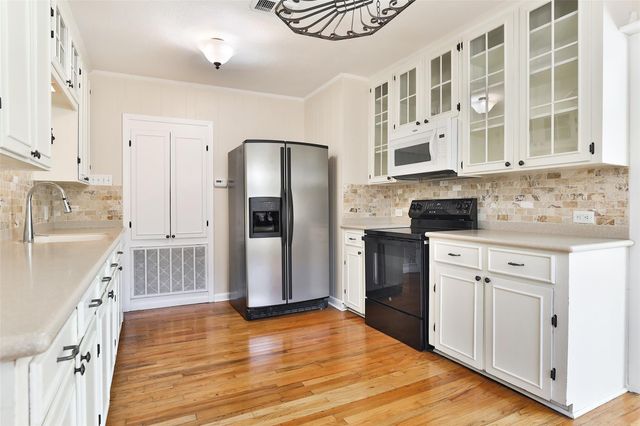 607 Lakeview Drive, Sugar Land, TX 77498