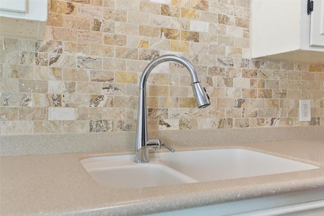 607 Lakeview Drive, Sugar Land, TX 77498