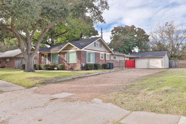 607 Lakeview Drive, Sugar Land, TX 77498