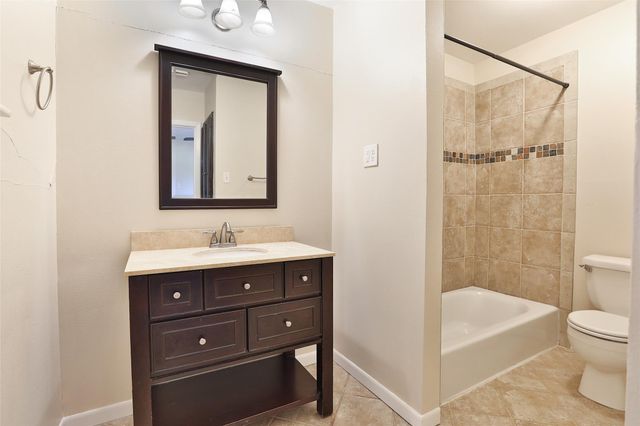 607 Lakeview Drive, Sugar Land, TX 77498