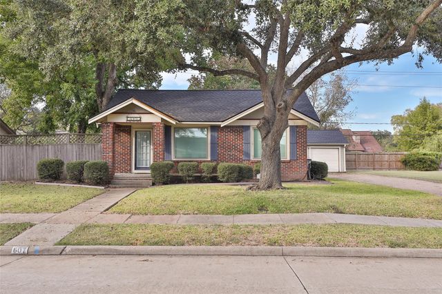 607 Lakeview Drive, Sugar Land, TX 77498