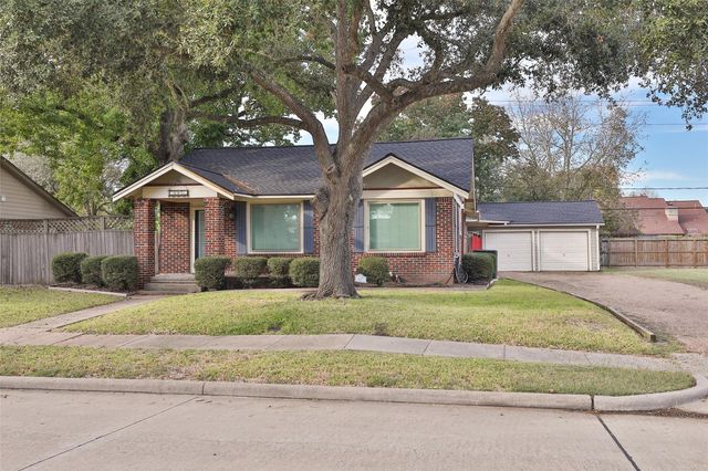 607 Lakeview Drive, Sugar Land, TX 77498