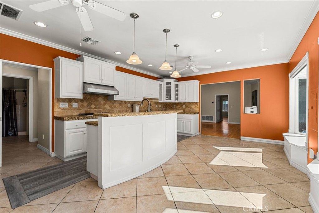 Image 11 of property listing at 17922 Romelle, Santa Ana, CA 92705