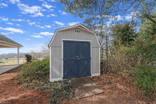 415 N Greenbriar Road, Statesville, NC 28625