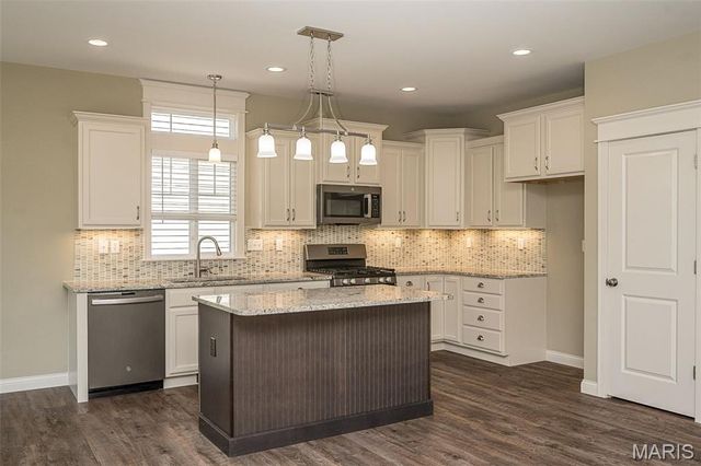 4005 Hathaway Place, St Peters, MO 63304