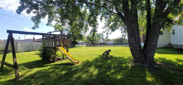32045 Schoenherr Road, Warren, MI 48088