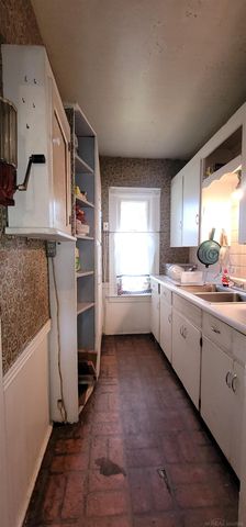 32045 Schoenherr Road, Warren, MI 48088
