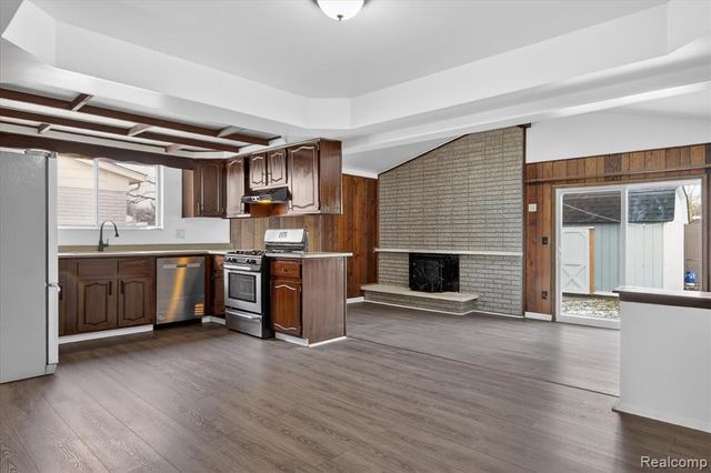 2995 Groves Drive, Sterling Heights, MI 48310