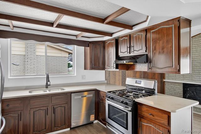 2995 Groves Drive, Sterling Heights, MI 48310