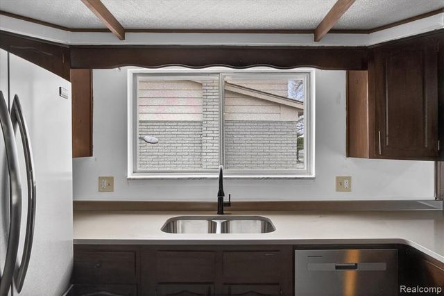 2995 Groves Drive, Sterling Heights, MI 48310