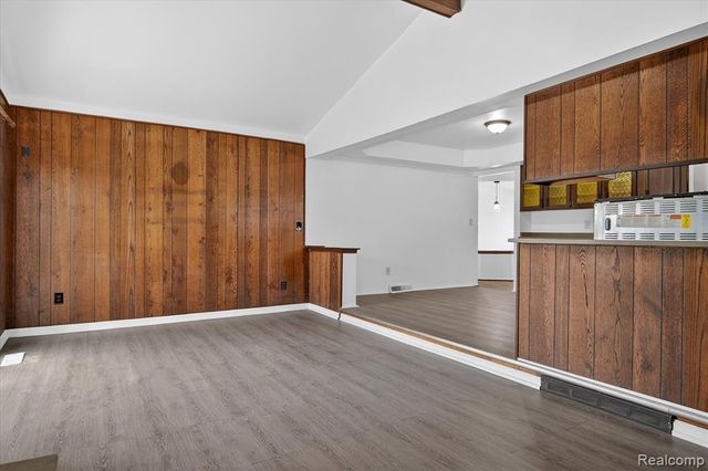 2995 Groves Drive, Sterling Heights, MI 48310