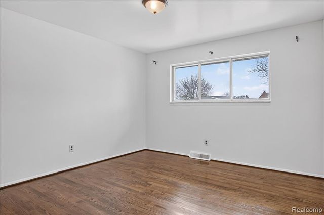 2995 Groves Drive, Sterling Heights, MI 48310