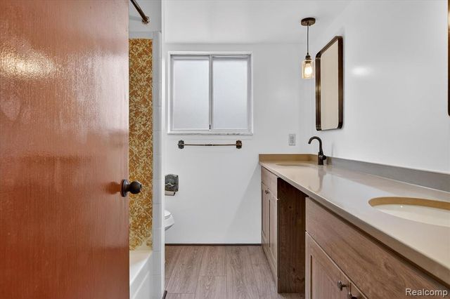 2995 Groves Drive, Sterling Heights, MI 48310