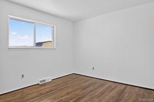 2995 Groves Drive, Sterling Heights, MI 48310