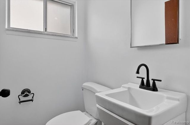 2995 Groves Drive, Sterling Heights, MI 48310