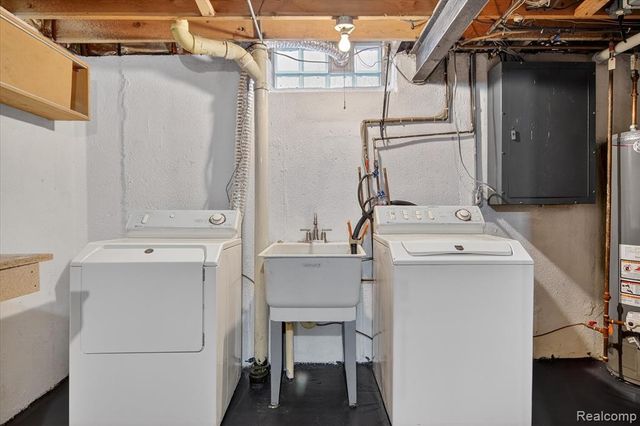 2995 Groves Drive, Sterling Heights, MI 48310