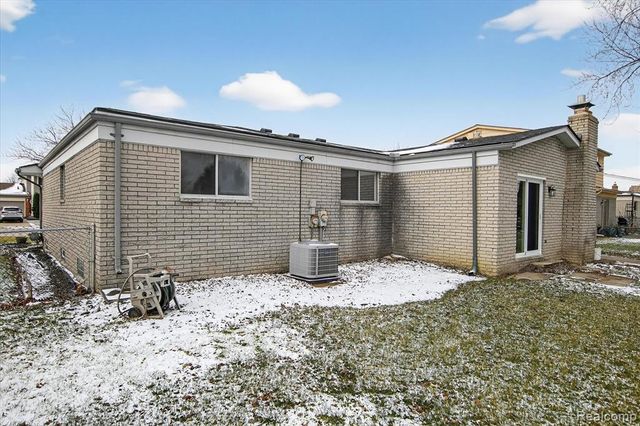 2995 Groves Drive, Sterling Heights, MI 48310