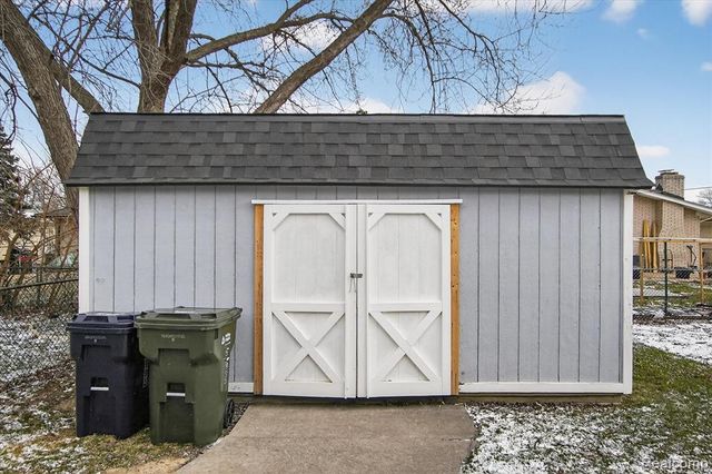 2995 Groves Drive, Sterling Heights, MI 48310