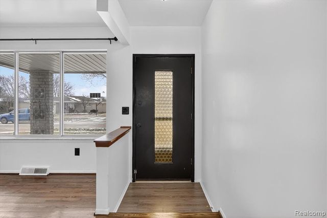 2995 Groves Drive, Sterling Heights, MI 48310