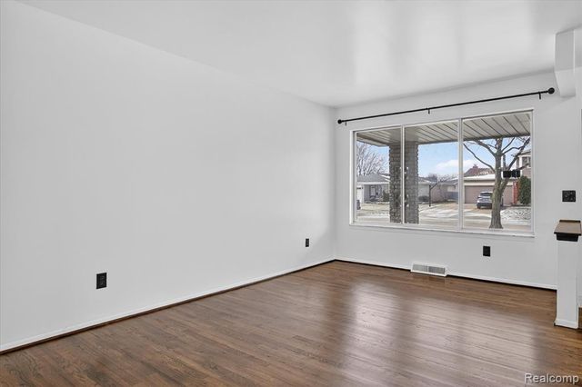 2995 Groves Drive, Sterling Heights, MI 48310