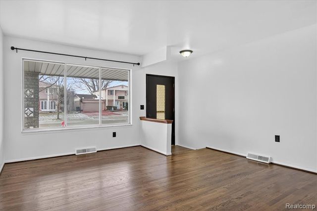 2995 Groves Drive, Sterling Heights, MI 48310