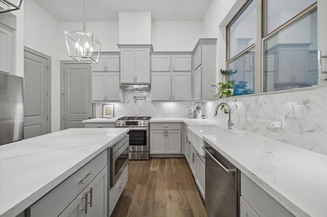 1907 W 25th Street, Houston, TX 77008