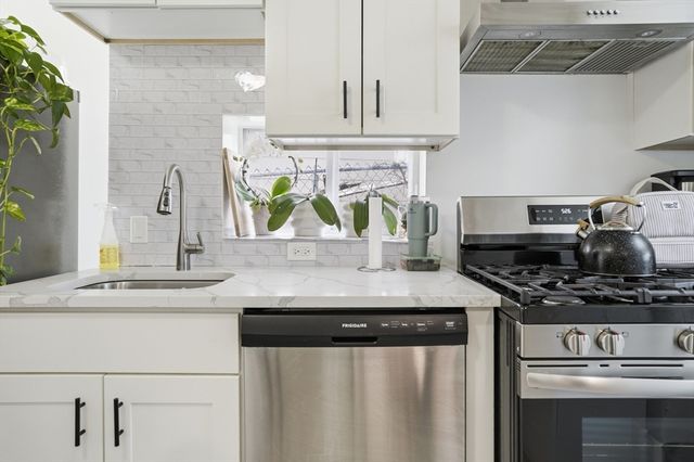 43 Wamesit St, Lowell, MA 01852