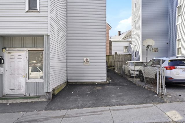 43 Wamesit St, Lowell, MA 01852