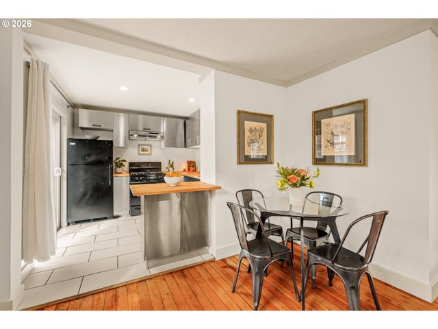 7625 Se MARKET St, Portland, OR 97215