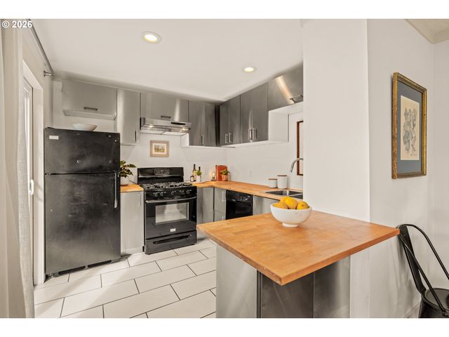 7625 Se MARKET St, Portland, OR 97215