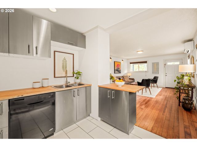 7625 Se MARKET St, Portland, OR 97215