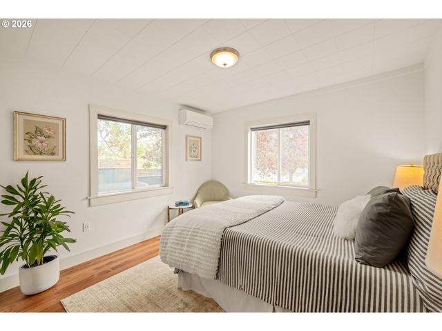 7625 Se MARKET St, Portland, OR 97215