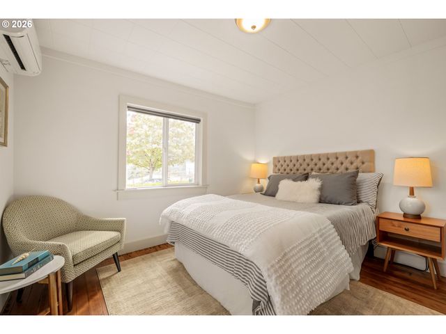 7625 Se MARKET St, Portland, OR 97215