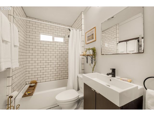 7625 Se MARKET St, Portland, OR 97215