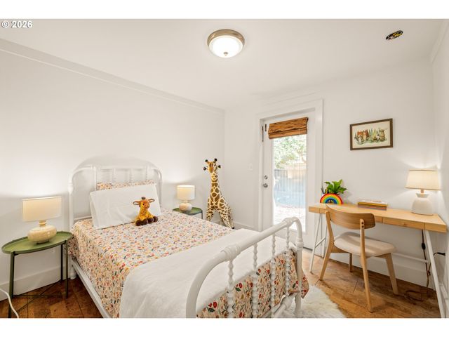7625 Se MARKET St, Portland, OR 97215